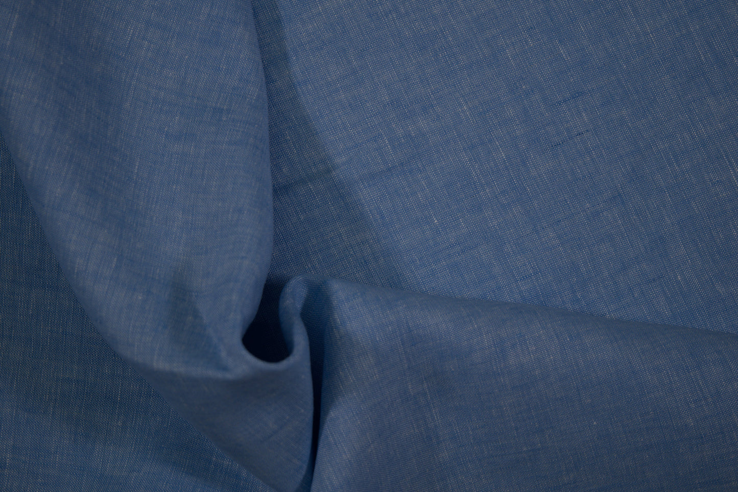 Leichter Leinenstoff in Hellblau – Detailaufnahme der Stoffstruktur