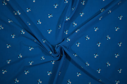 Blauer Baumwolljersey mit kleinen Rollern – Detailaufnahme der Stoffstruktur