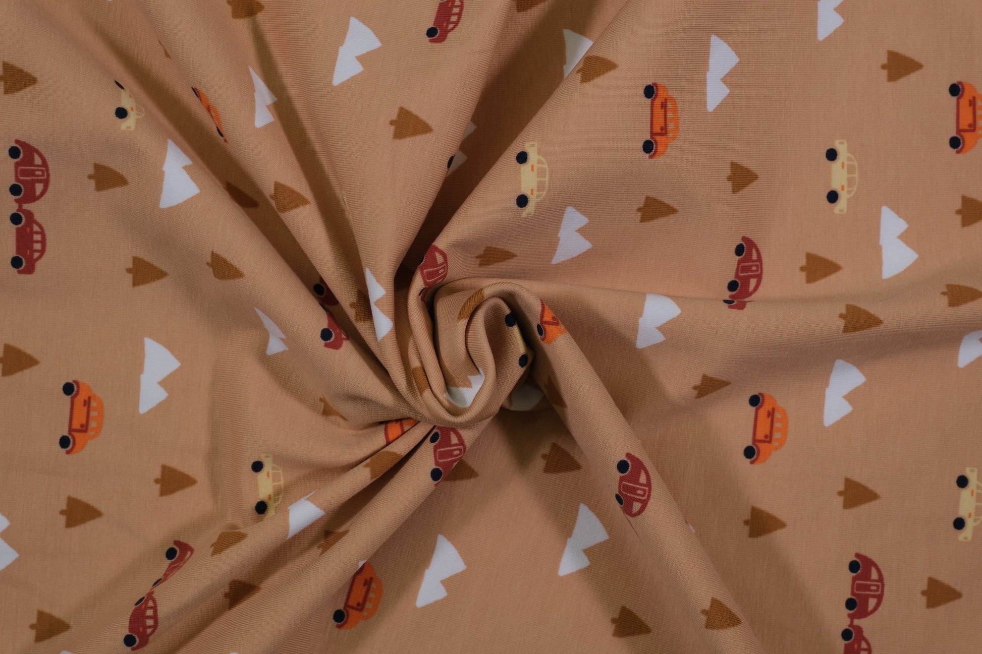 Beiger Baumwolljersey mit Autos, Bäumen und Bergen