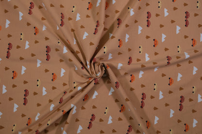 Beiger Baumwolljersey mit Autos, Bäumen und Bergen – Detailaufnahme der Stoffstruktur