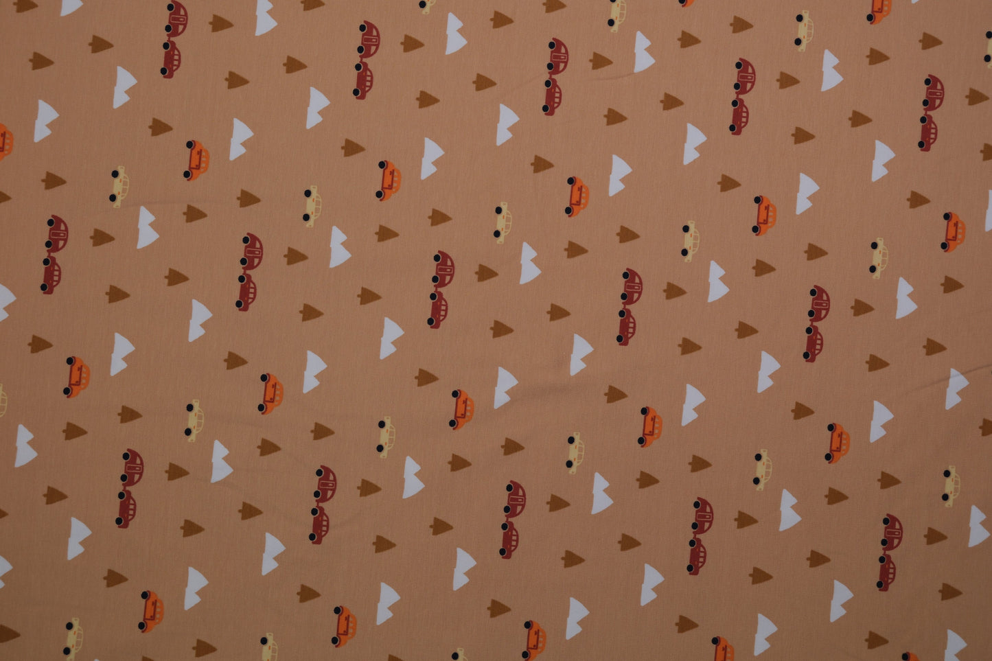 Beiger Baumwolljersey mit Autos, Bäumen und Bergen – 140 cm breit