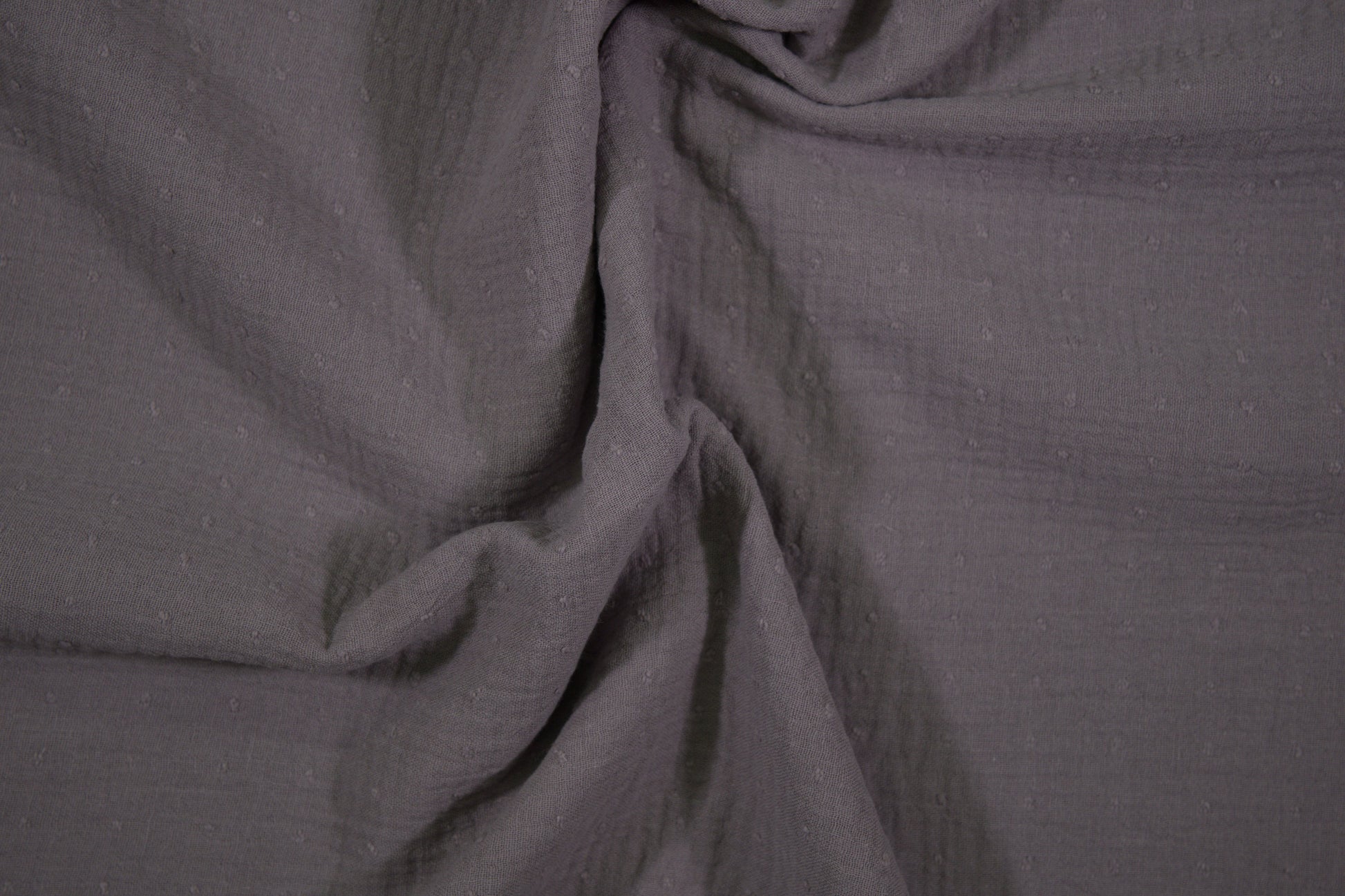 Dunkelgrauer Musselin mit dezentem Punktmuster - Detailaufnahme der Stoffstruktur