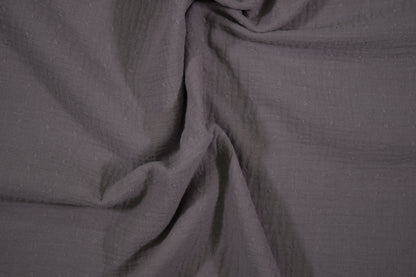 Dunkelgrauer Musselin mit dezentem Punktmuster - Detailaufnahme der Stoffstruktur