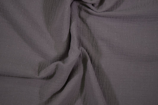 Dunkelgrauer Musselin mit dezentem Punktmuster - Detailaufnahme der Stoffstruktur