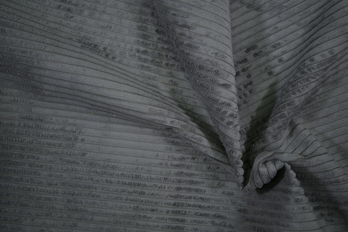 Cord Möbelstoff in Grau – weicher, gerippter Polsterstoff für Sofa und Sessel