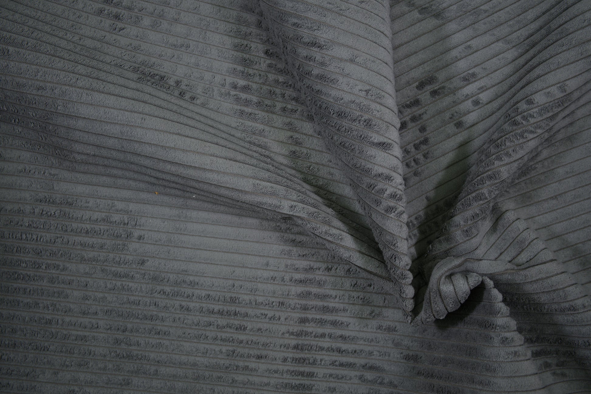 Cord Möbelstoff in Grau – weicher, gerippter Polsterstoff für Sofa und Sessel