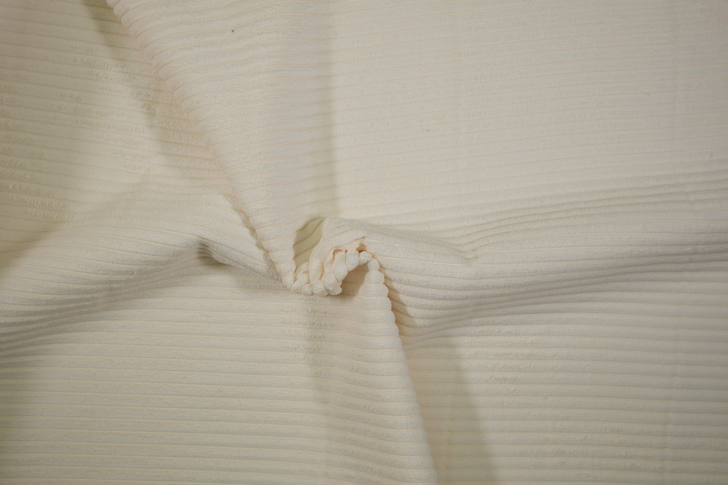 Heller Cord Möbelstoff in Creme – weicher Polsterstoff mit Rippenstruktur