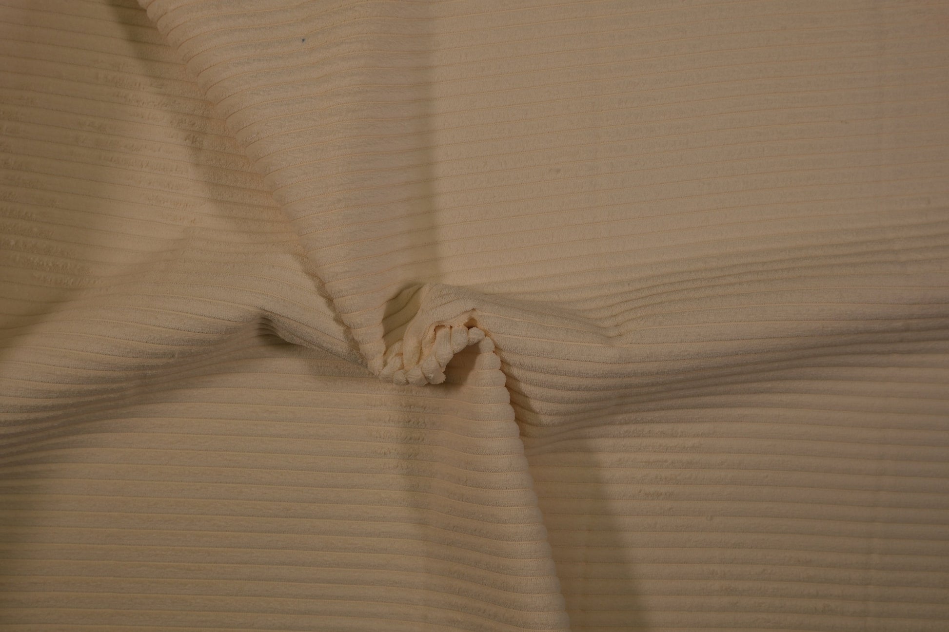 Heller Cord Möbelstoff in Creme – weicher Polsterstoff mit Rippenstruktur