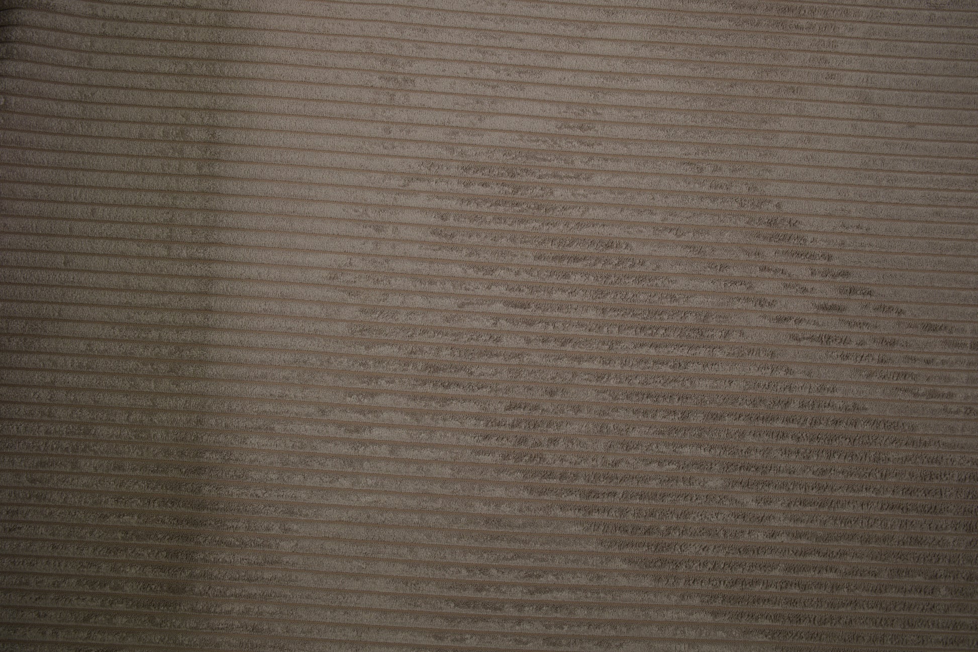 Cord Möbelstoff in Taupe mit weicher Rippenstruktur Detailaufnahme der Stoffstruktur