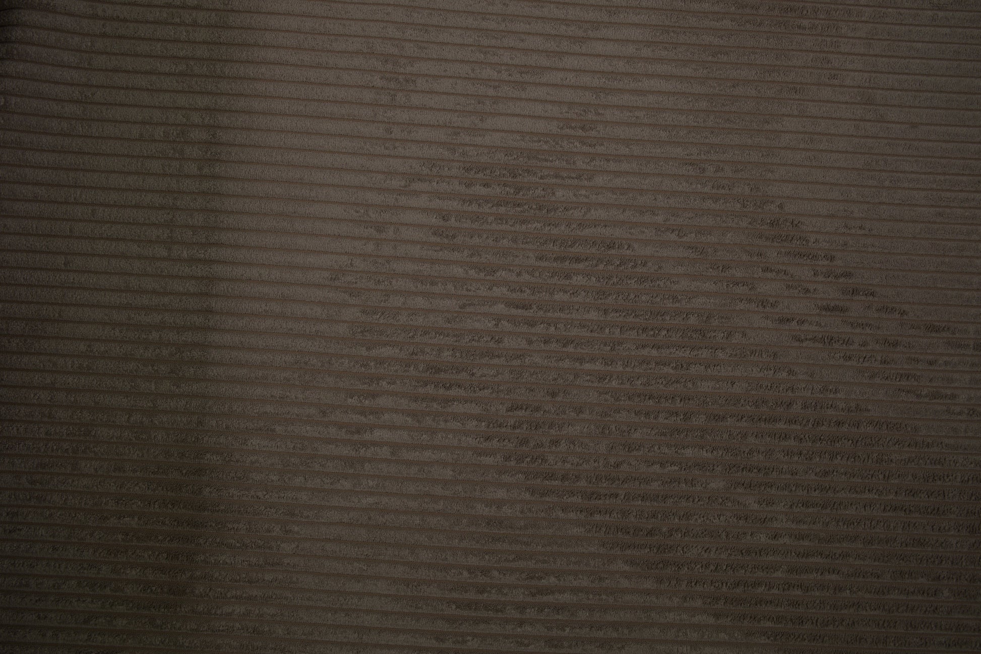 Cord Möbelstoff in Taupe mit weicher Rippenstruktur Detailaufnahme der Stoffstruktur