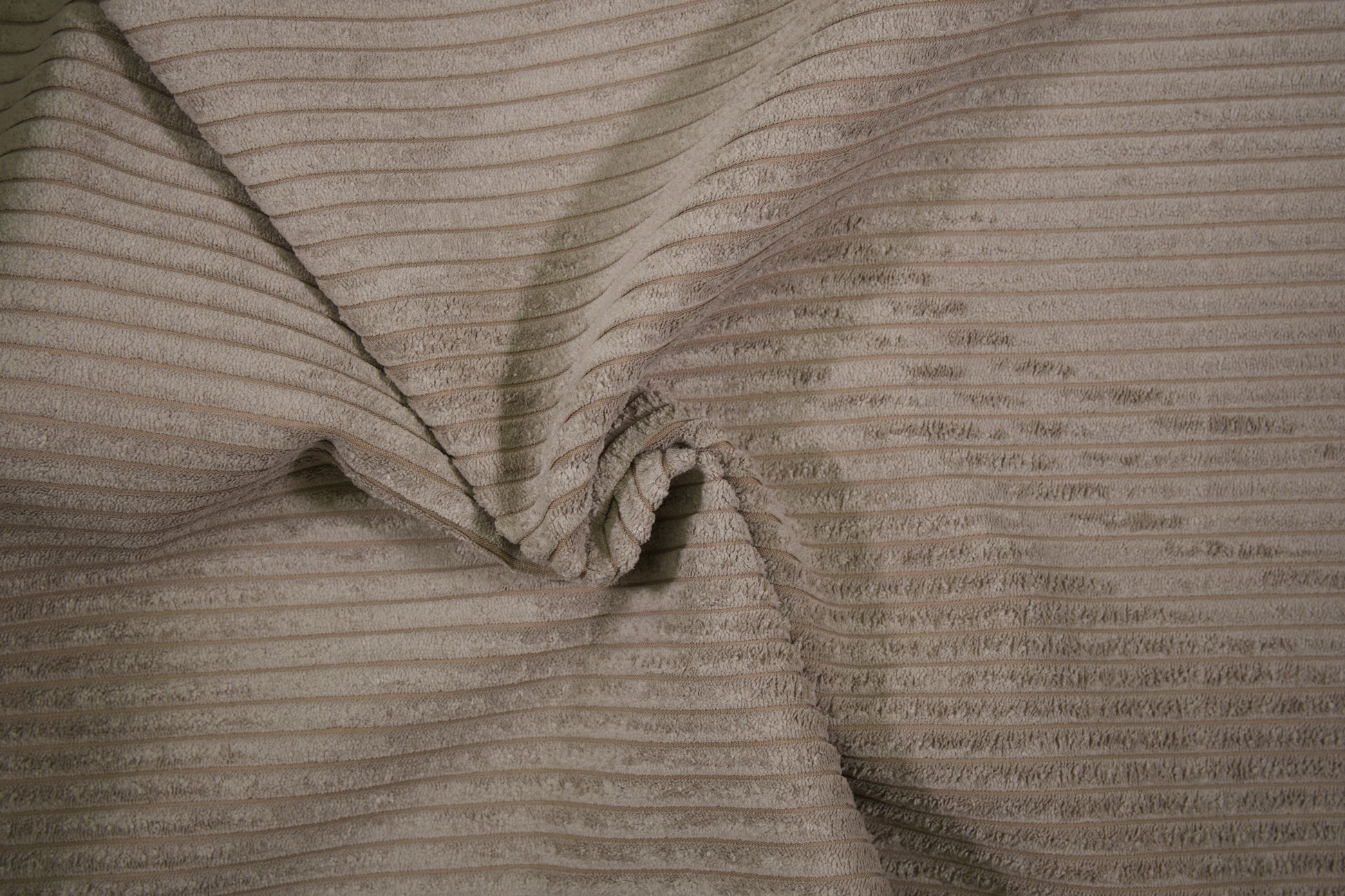 Cord Möbelstoff in Taupe mit weicher Rippenstruktur – ideal für Sofa und Sessel