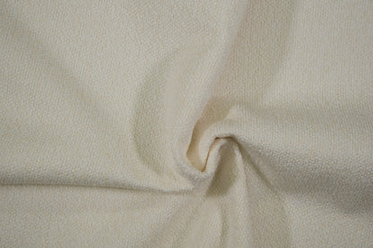 Heller Bouclé Möbelstoff in Creme – strukturierter Polsterstoff für moderne Wohnräume Detailaufnahme der Stoffstruktur
