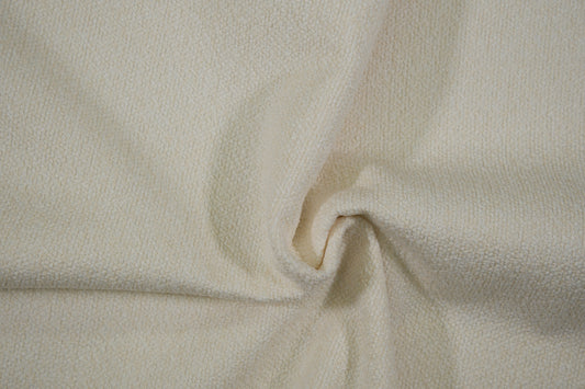 Heller Bouclé Möbelstoff in Creme – strukturierter Polsterstoff für moderne Wohnräume Detailaufnahme der Stoffstruktur