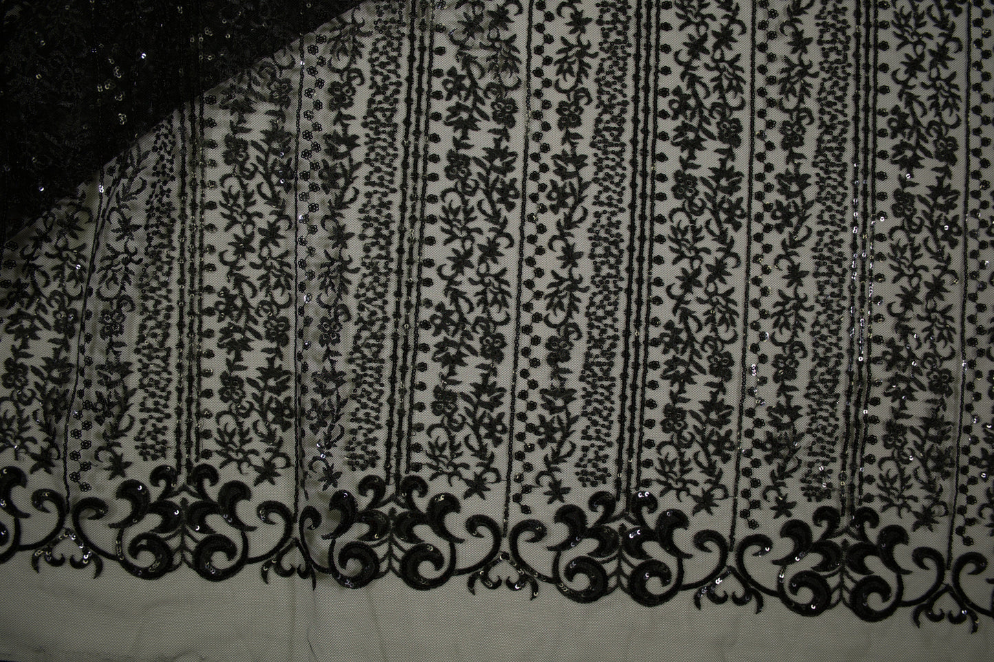 Transparente Spitzenmeterware mit Pailletten – übereinandergelegter Stoff