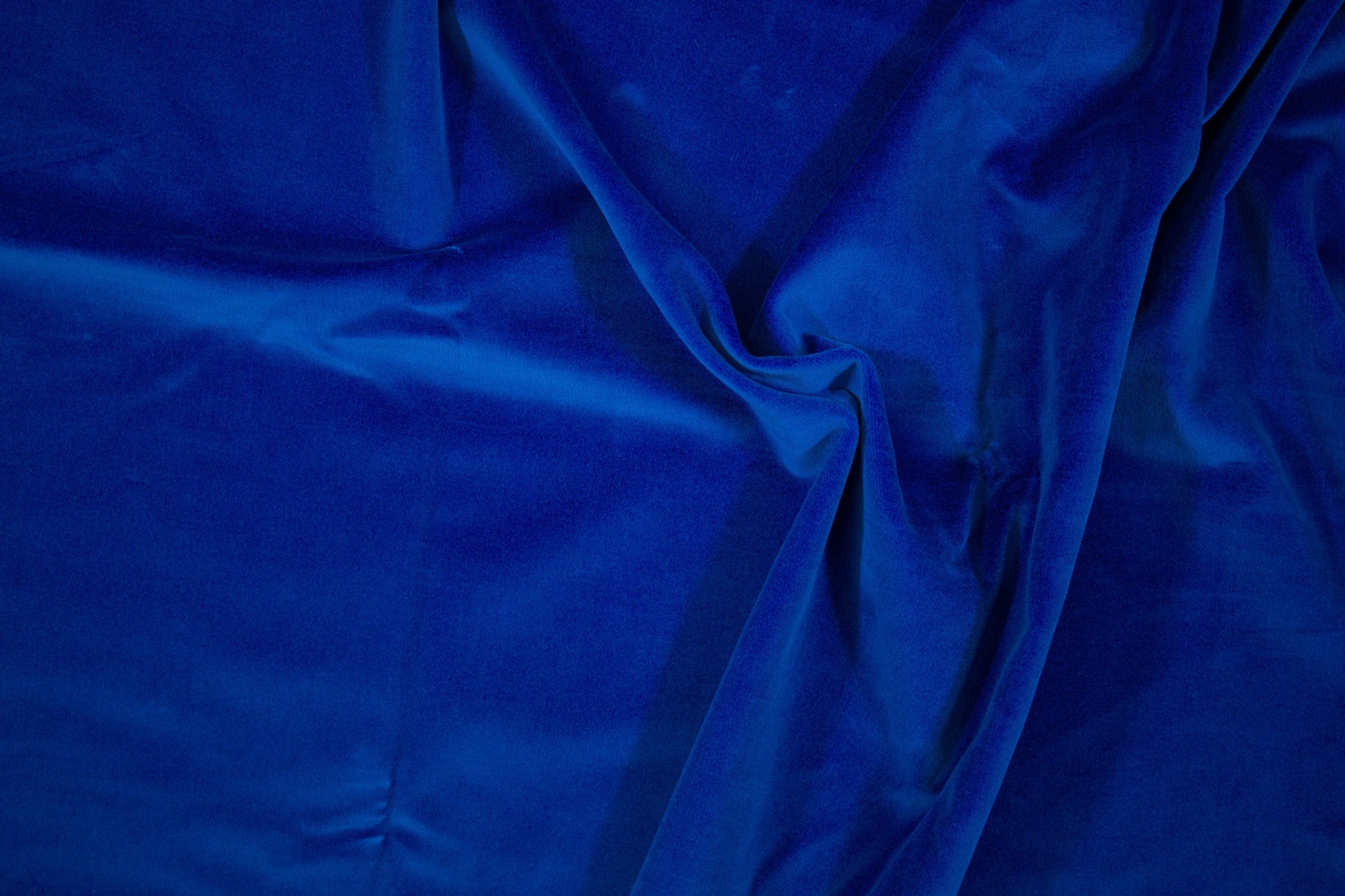 Königsblauer Baumwollsamt mit edler, weicher Samtstruktur Detailaufnahme der Stoffstruktur
