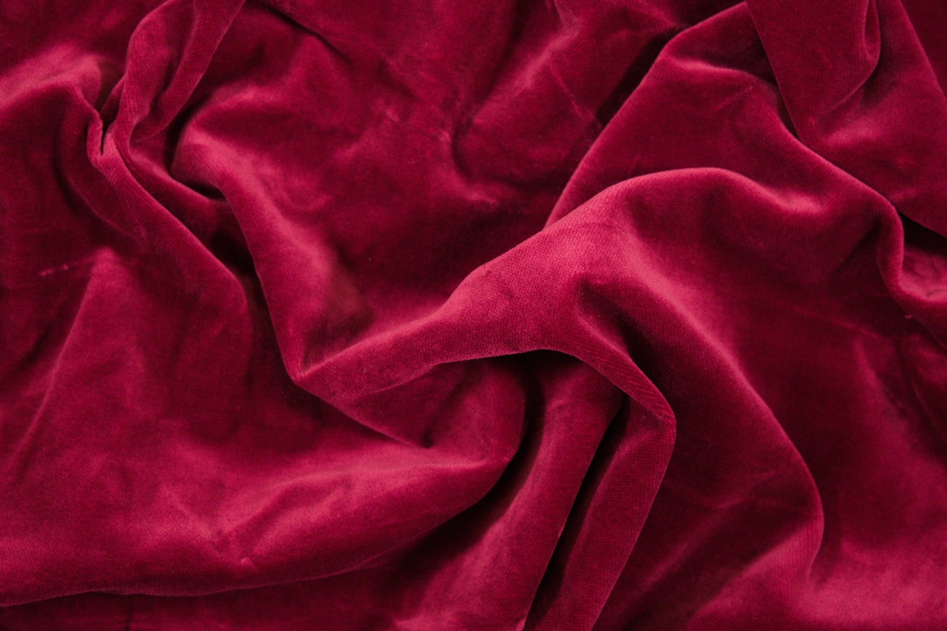 Baumwollsamt in Dunkelrot mit intensiver, samtiger Oberfläche Detailaufnahme der Stoffstruktur