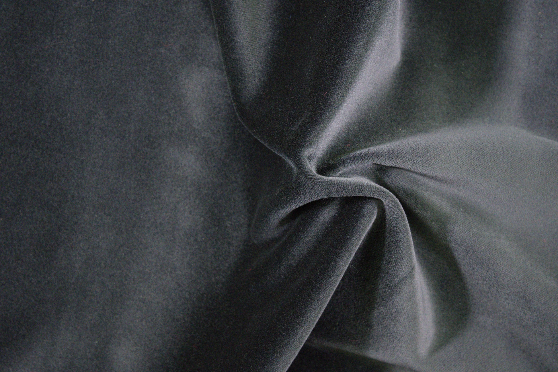 Baumwollsamt in Dunkelgrau mit weicher, matter Samtoberfläche