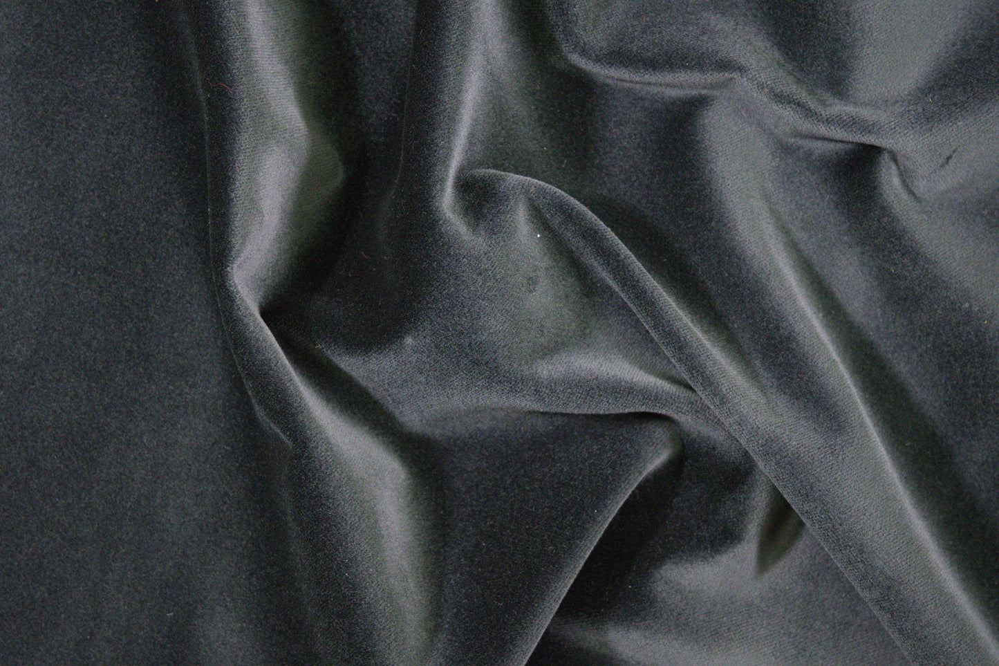 Baumwollsamt in Dunkelgrau mit weicher, matter Samtoberfläche Detailaufnahme der Stoffstruktur
