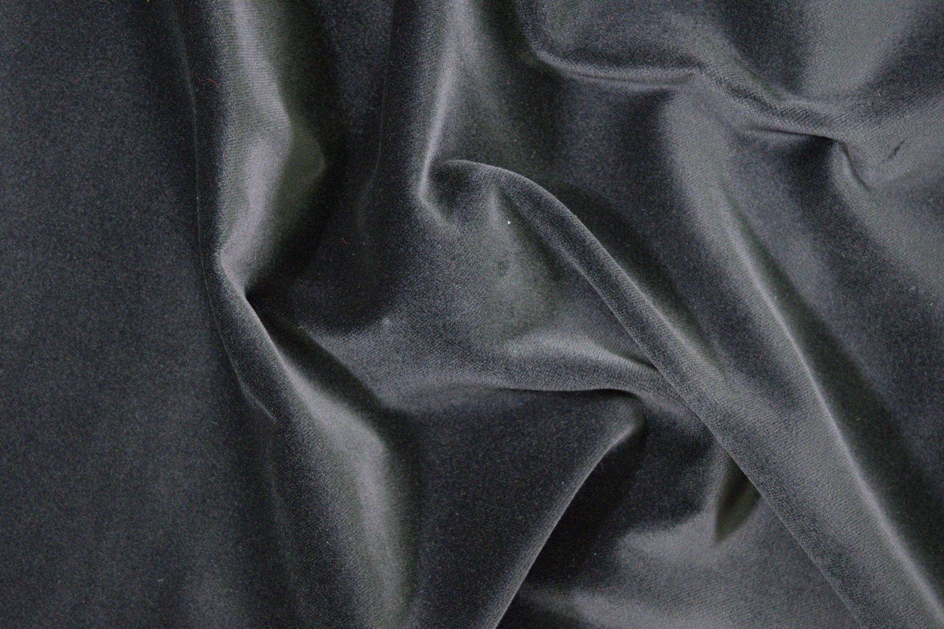 Baumwollsamt in Dunkelgrau mit weicher, matter Samtoberfläche Detailaufnahme der Stoffstruktur