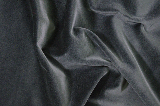 Baumwollsamt in Dunkelgrau mit weicher, matter Samtoberfläche Detailaufnahme der Stoffstruktur