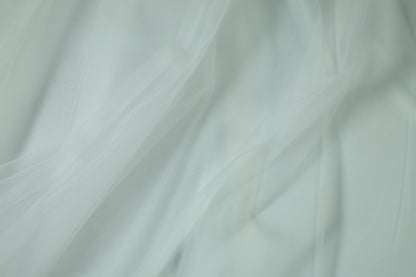 Tüll in Weiß – feines, transparentes Netzgewebe