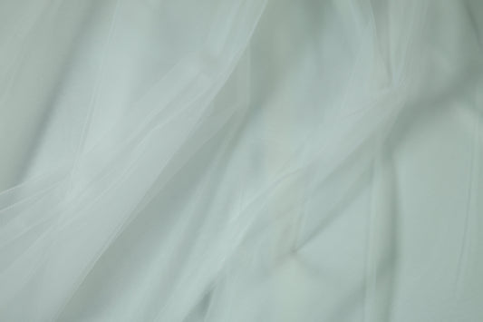 Tüll in Weiß – feines, transparentes Netzgewebe