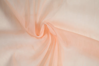 Apricotfarbener Tüll mit weichem Fall