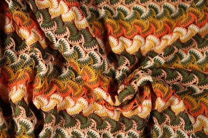 Spitzenstoff in Orange-Olivgrün – elegant und fein verarbeitet