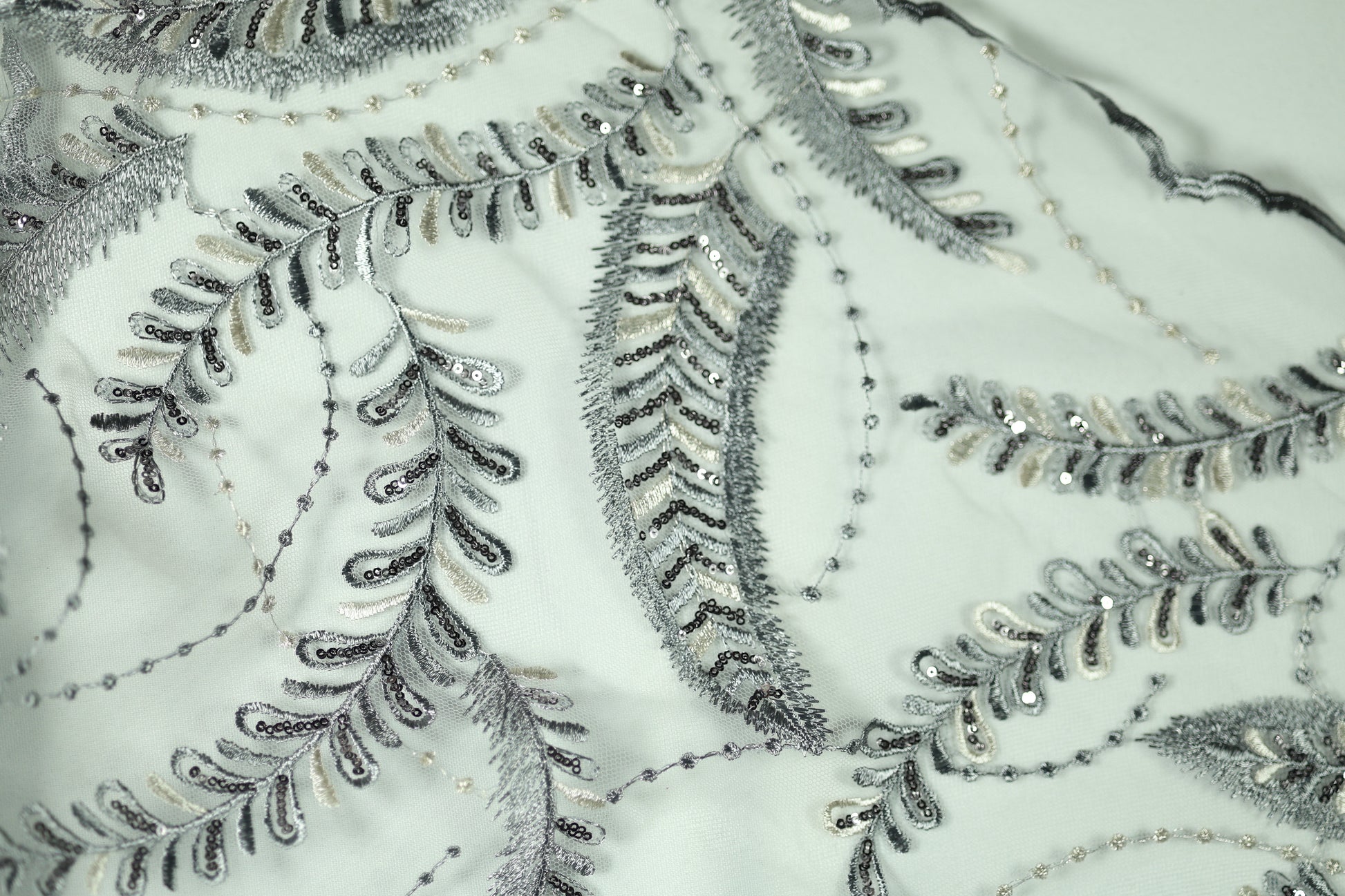Spitzenstoff in Silber – elegant und fein verarbeitet