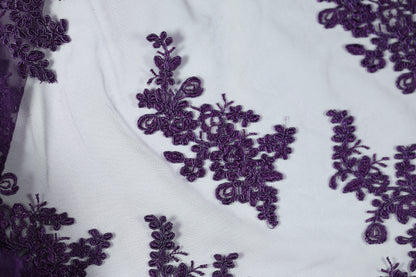 Luxuriöser Spitzenstoff in Dunkelviolett – perfekt für Abendmode und Dekoration