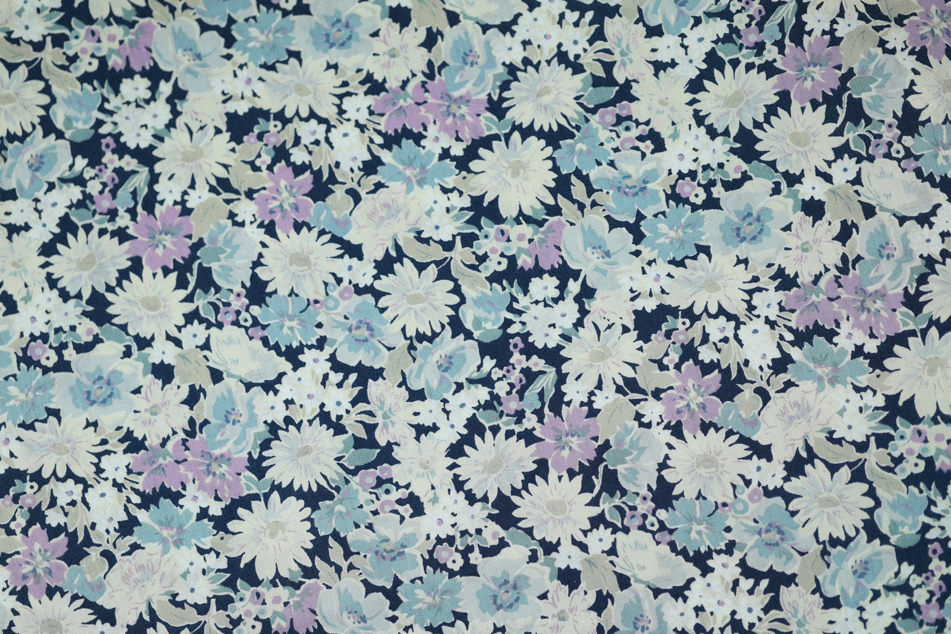 Blumiger Baumwollstretch mit blau-lila Muster – romantisch und verspielt