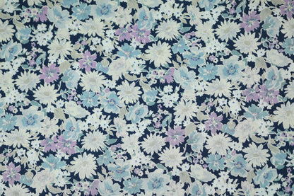 Blumiger Baumwollstretch mit blau-lila Muster – romantisch und verspielt