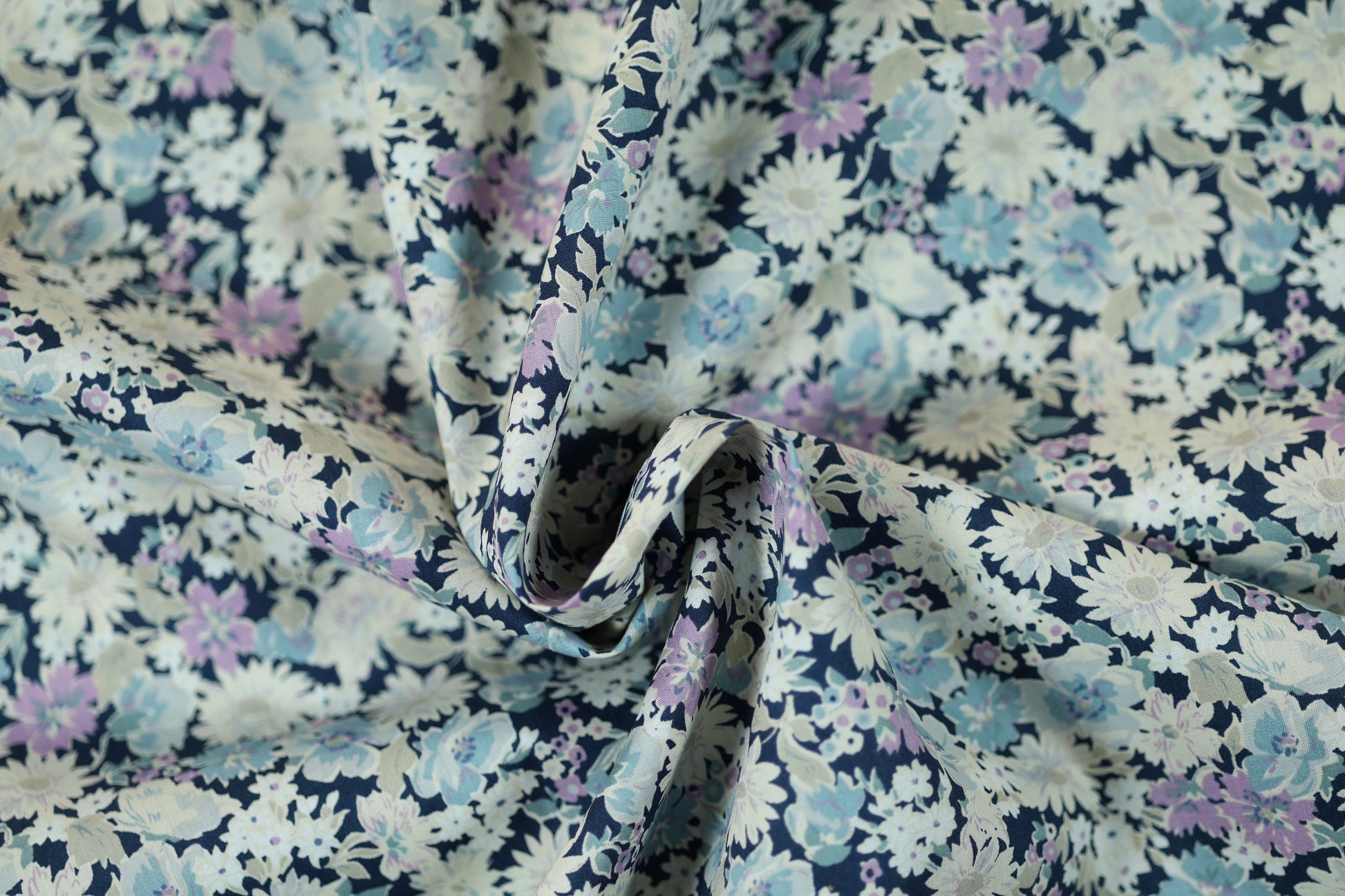 Stoff mit Blumenprint auf dunklem Hintergrund – kreativ einsetzbar