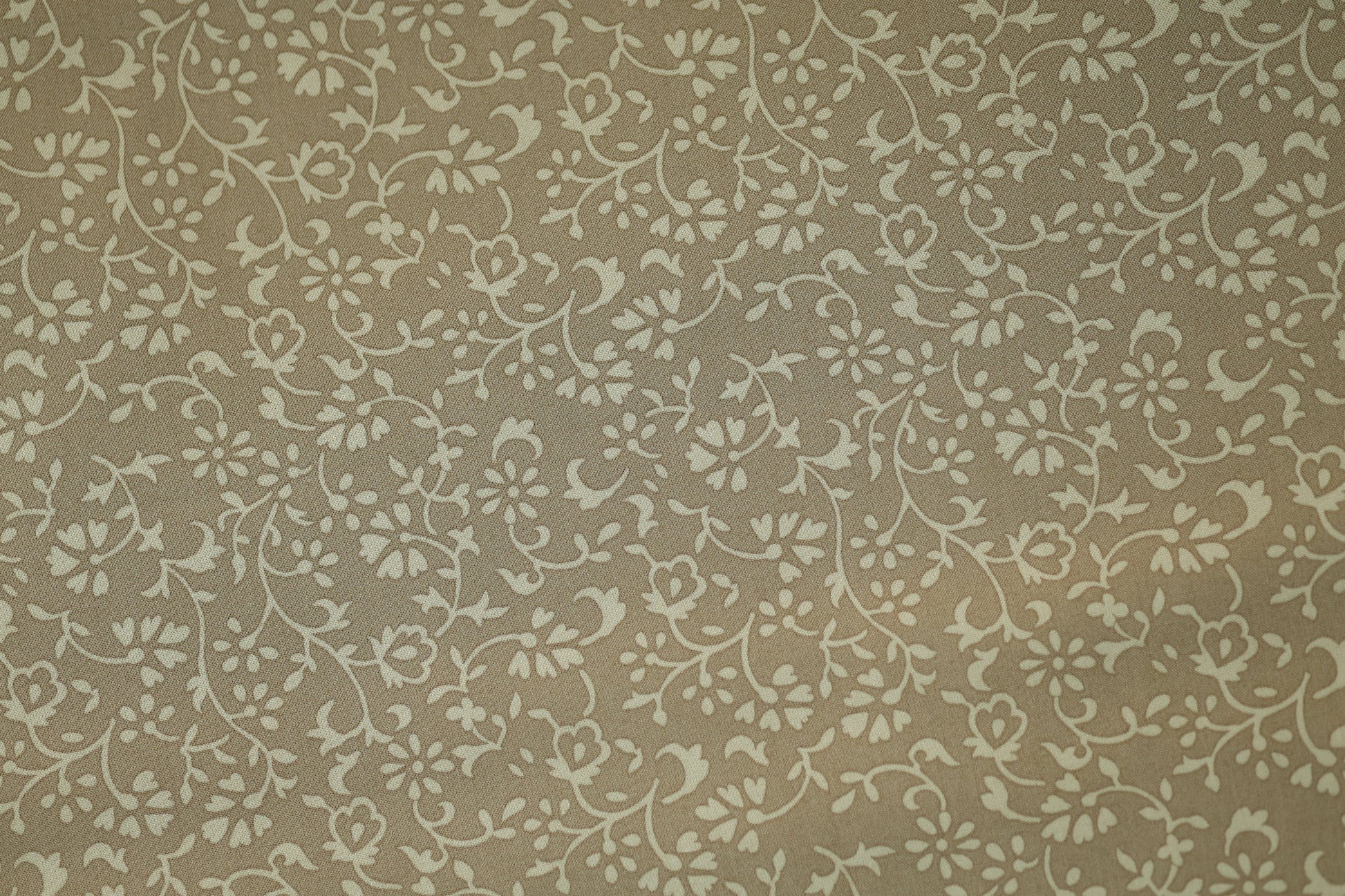 Baumwollstretch – Beige mit romantischem Blütenmuster – angenehm, flexibel und hochwertig verarbeitet