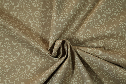 Baumwollstretch – Beige mit romantischem Blütenmuster – elastischer Baumwollstoff für kreative Projekte