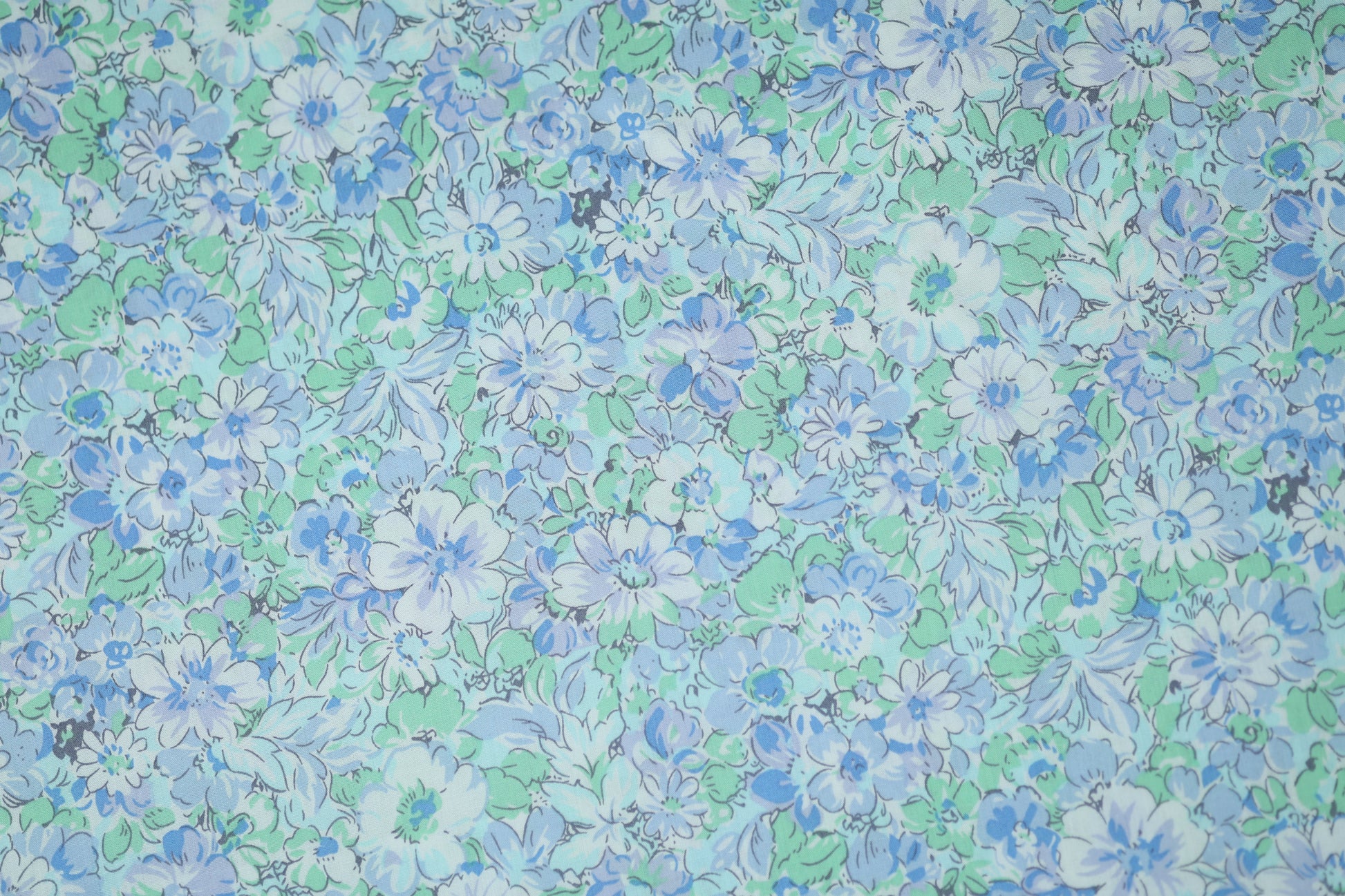 Baumwollstretch – Hellblau mit Aquarellblumen in Grün & Blau – elastischer Baumwollstoff für kreative Projekte