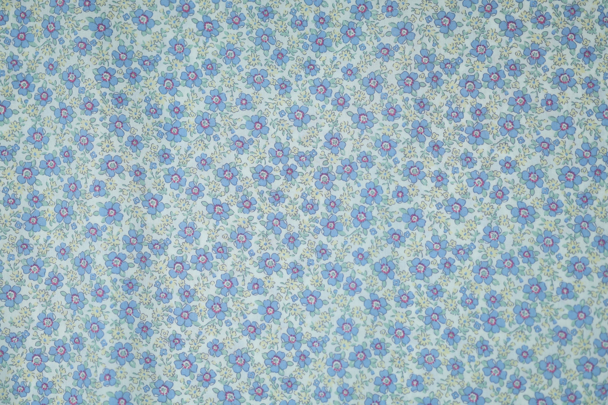 Baumwoll Stretch mit floralen Mustern – ideal für Sommerkleidung und Accessoires