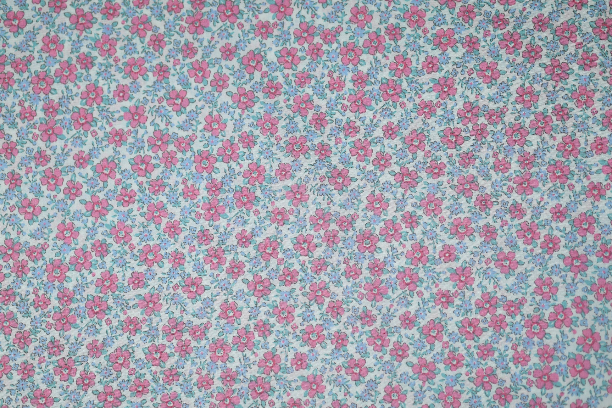 Baumwoll Stretch mit floralen Mustern – ideal für Sommerkleidung und Accessoires