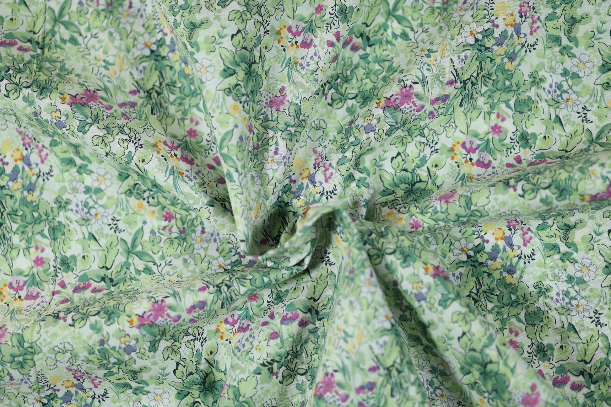 Hochwertiger Stretchstoff mit Blumenmuster in Frisches Wiesengrün – perfekt für Nähen und Design