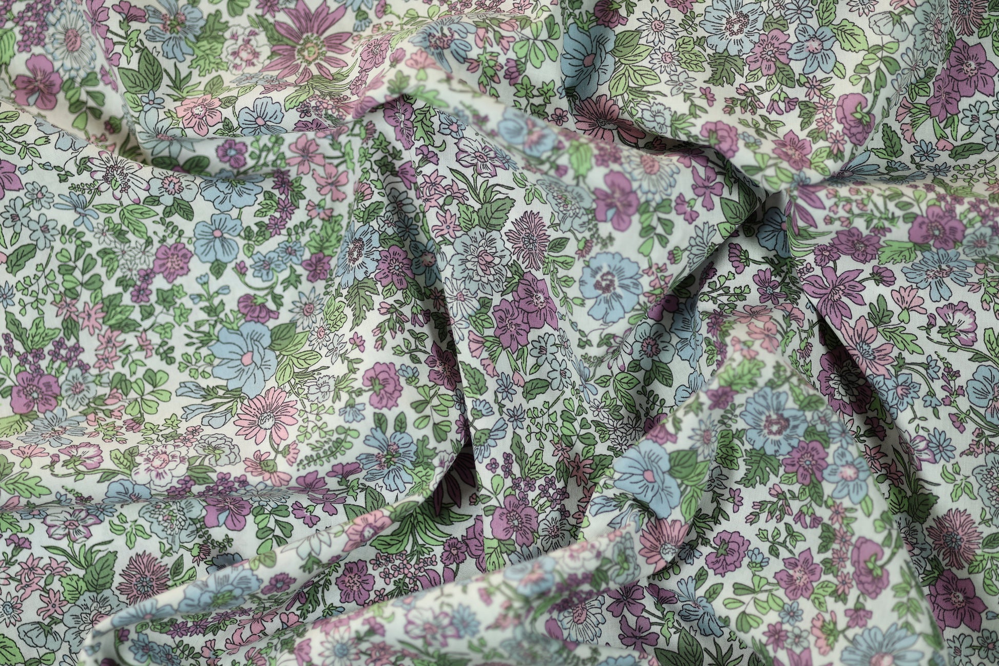 Elastischer Baumwollstoff in Lavendeltraum mit romantischem Blumendruck