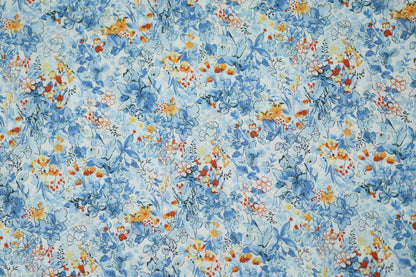 Floraler Baumwoll-Stretchstoff in Himmelblau mit Orange – ideal für Bekleidung und kreative Projekte
