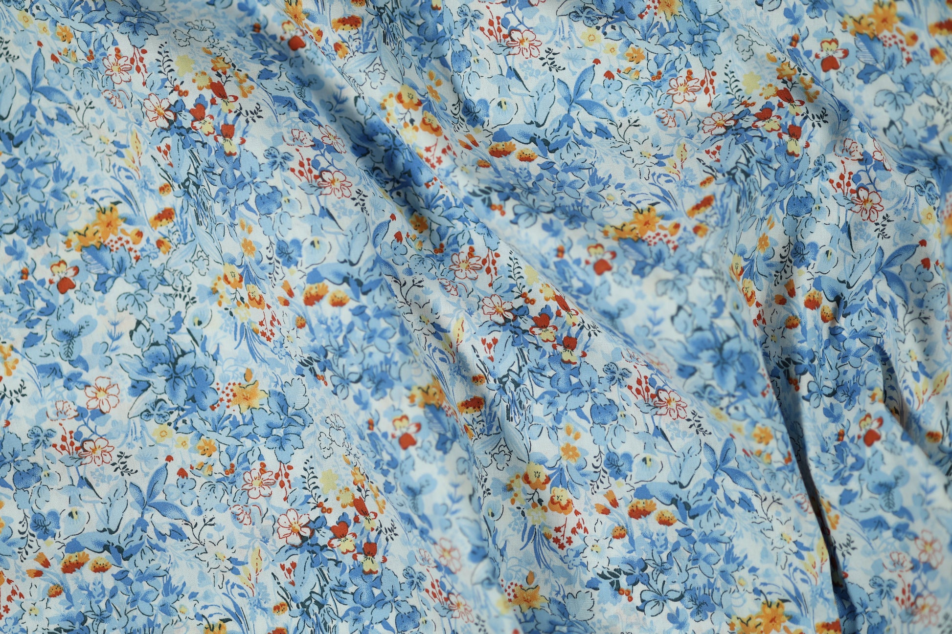 Elastischer Baumwollstoff in Himmelblau mit Orange mit romantischem Blumendruck