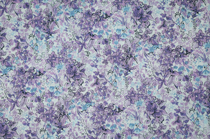 Floraler Baumwoll-Stretchstoff in Flieder & Eisblau – ideal für Bekleidung und kreative Projekte