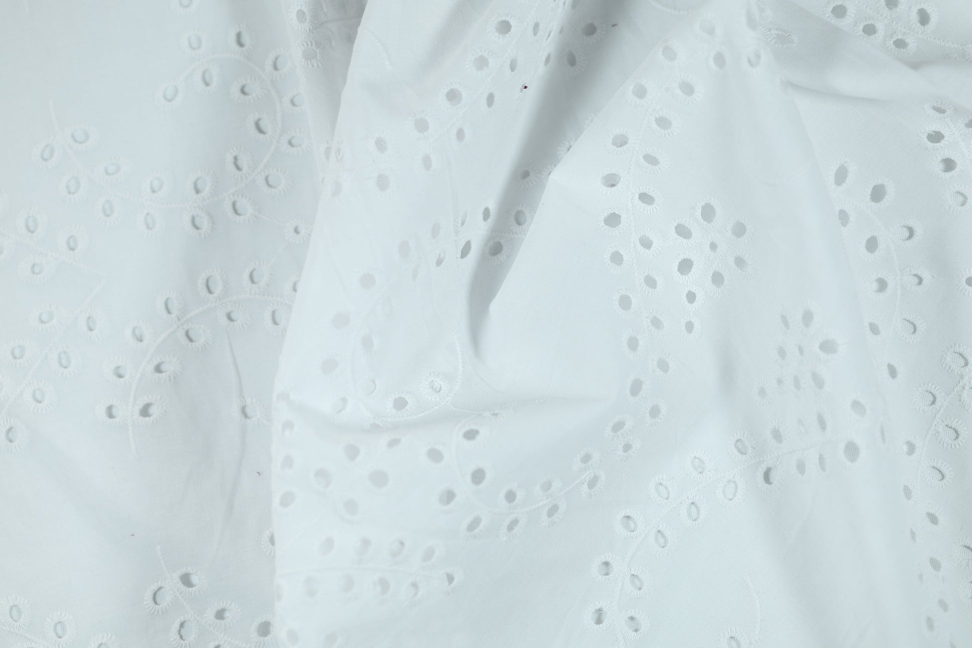 Eleganter Baumwollstoff mit Lochmuster in Weiß – ideal für Trachtenmode oder Taufkleidung