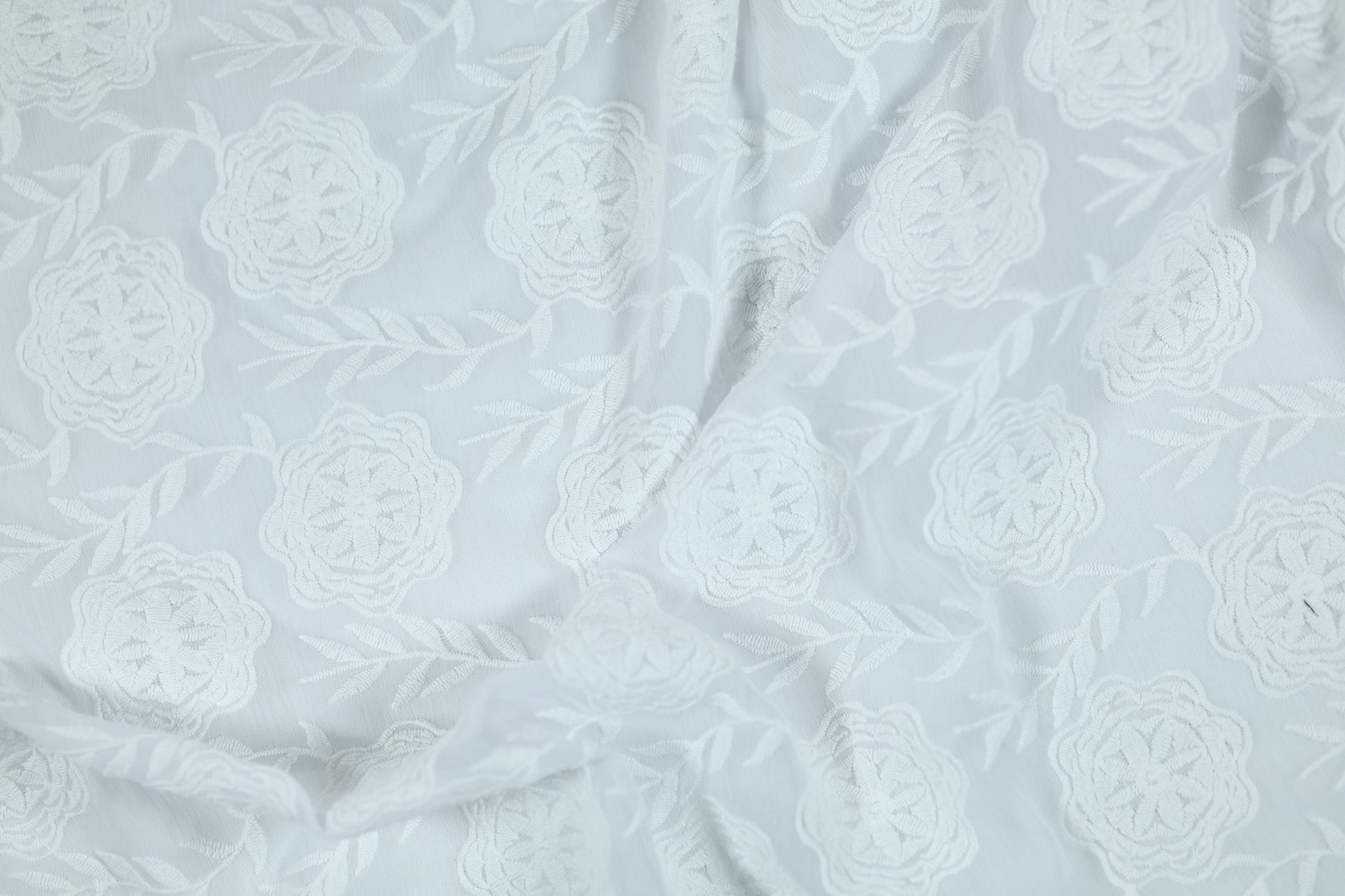 Baumwoll Stretch Stoff Florale Stickerei Weiß – elastisch und angenehm für vielfältige Projekte