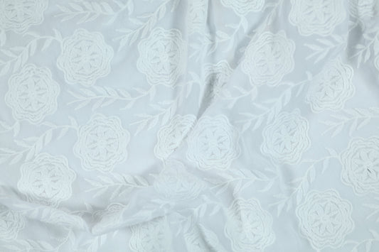 Baumwoll Stretch Stoff Florale Stickerei Weiß – elastisch und angenehm für vielfältige Projekte