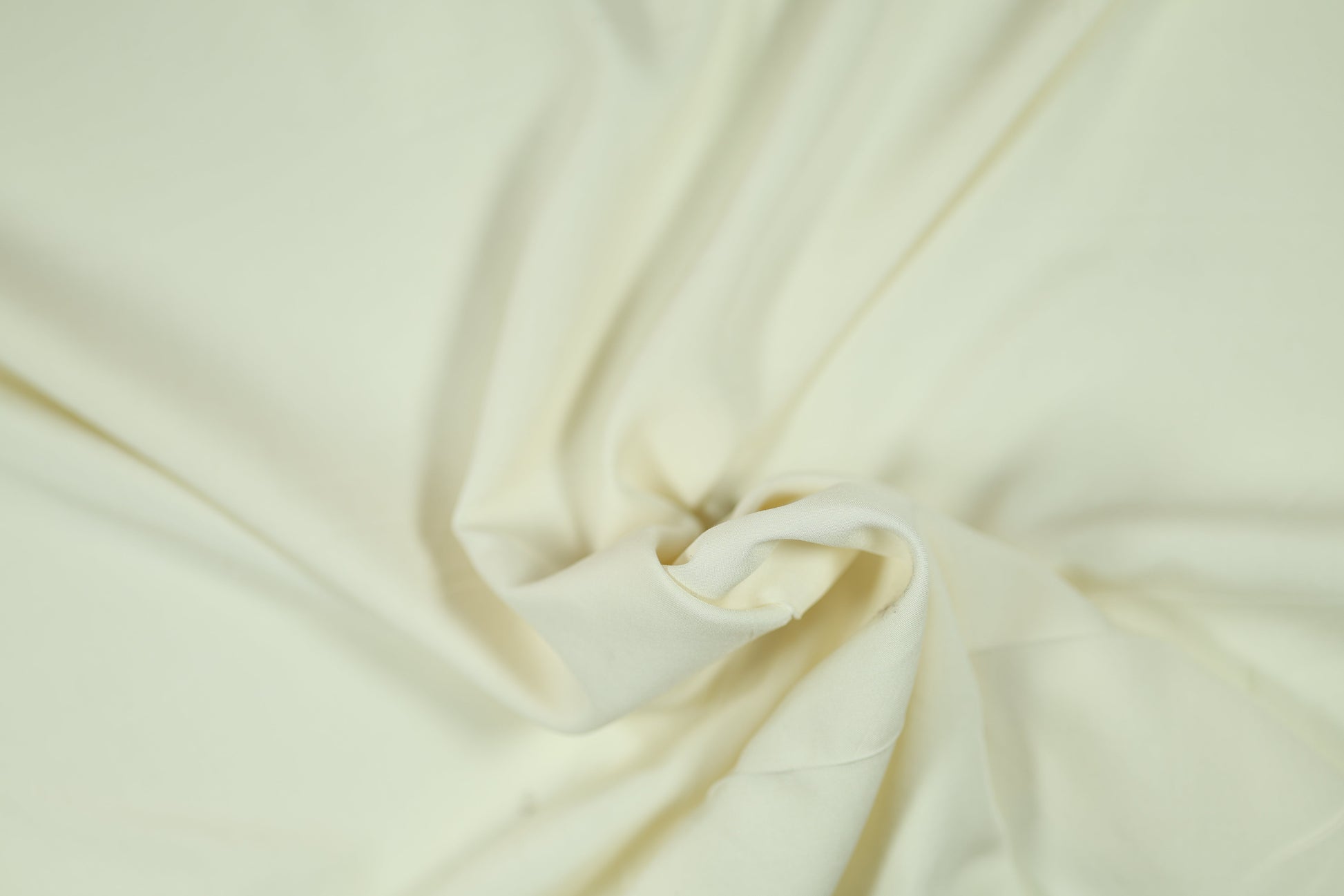 Leichter Viskosestoff in Cremeweiß – ideal für luftige Sommermode oder kreative DIY-Projekte