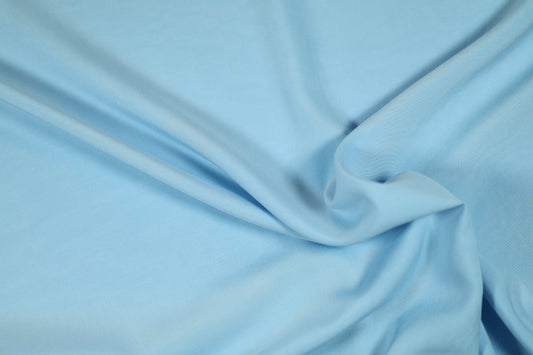 Fließender Viskosestoff in Himmelblau – weich und angenehm für Kleidung und Accessoires