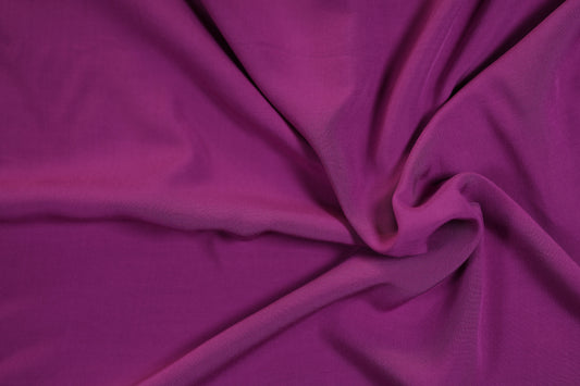 Fließender Viskosestoff in Magenta – weich und angenehm für Kleidung und Accessoires