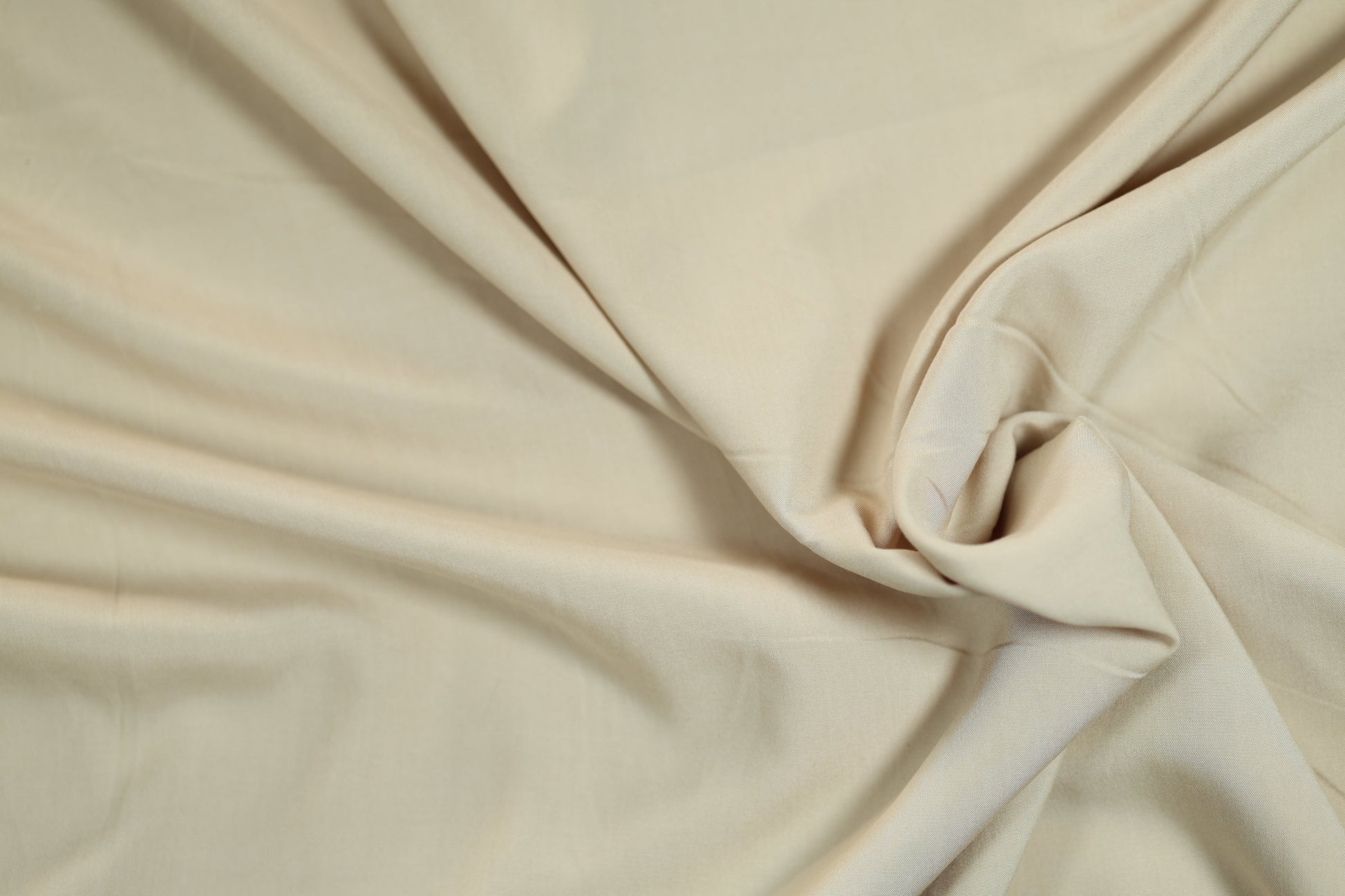 Fließender Viskosestoff in Beige – weich und angenehm für Kleidung und Accessoires